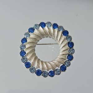 VINTAGE CORO SILVERTONE BROOCH.